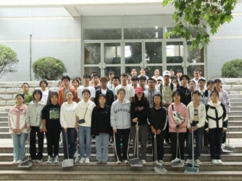 【beat365网页版登录官网】爱国卫生运动打扫合照_副本.jpg