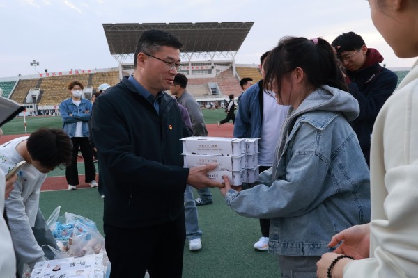 发放物资.jpg