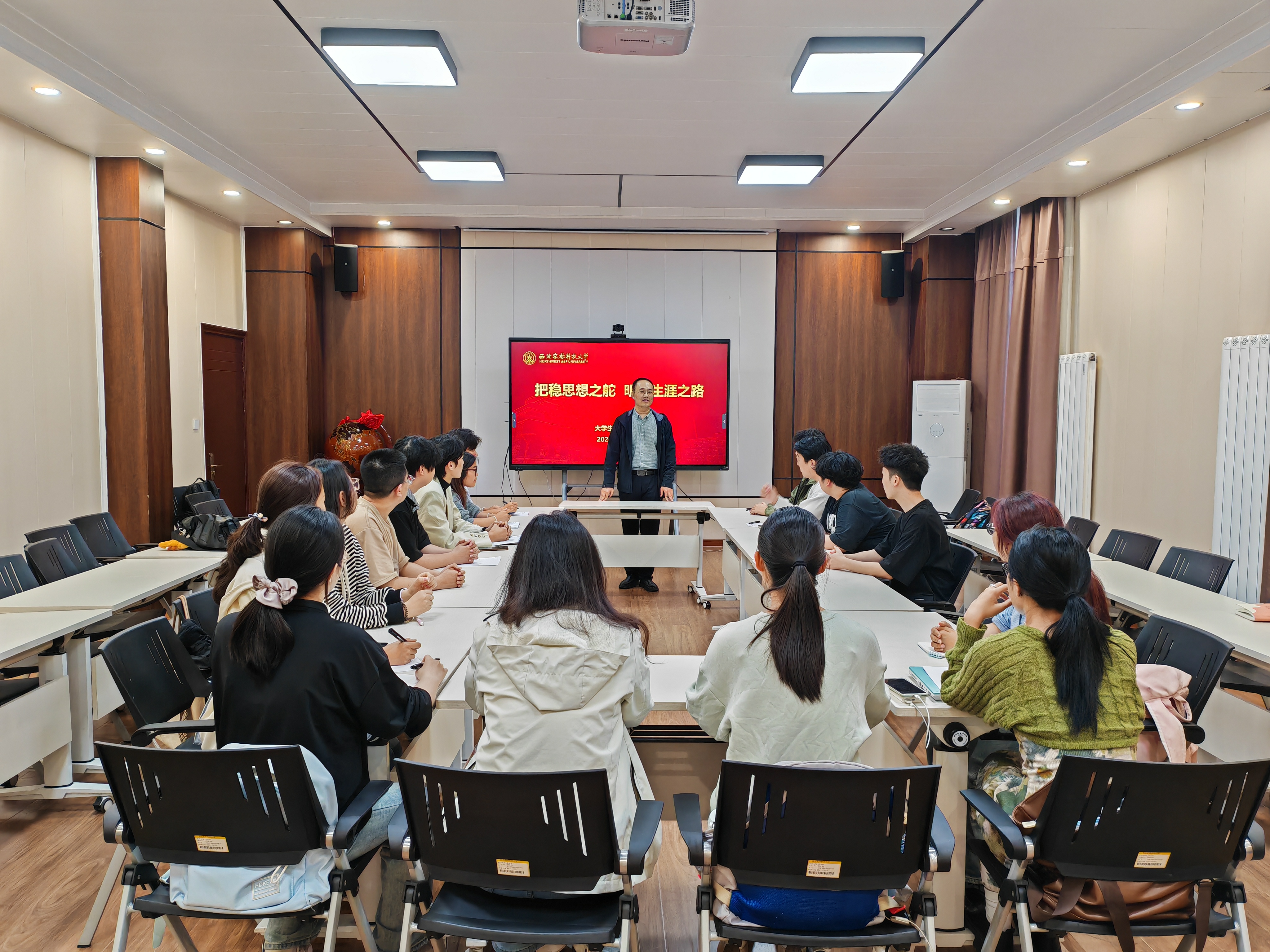 赵亮老师讲党课.jpg