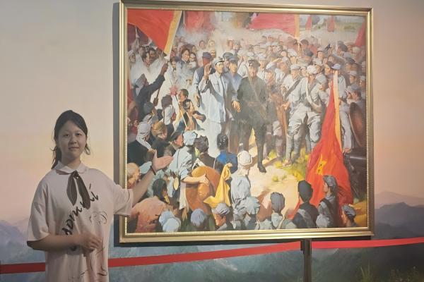 图 2队员在八一馆内进行宣传讲解(1).jpg