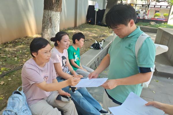 图 3 队员向游客发放问卷(1).jpg