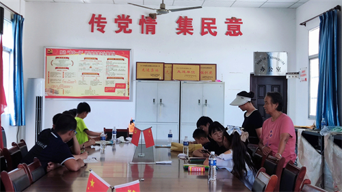 8f94d327159f4c82be6c345ebf37c0d2.jpg 队员们正在支教.jpg