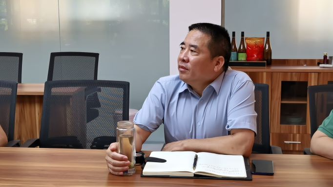 a0c20609fa1f44e18bd9045b6d4a4679.jpg 周尤南董事长听取学生提问.jpg