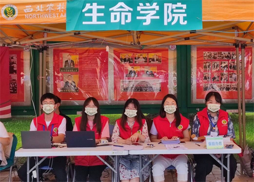 051447842d0147da9dd411988543d05d.jpg 新生接待志愿者.jpg