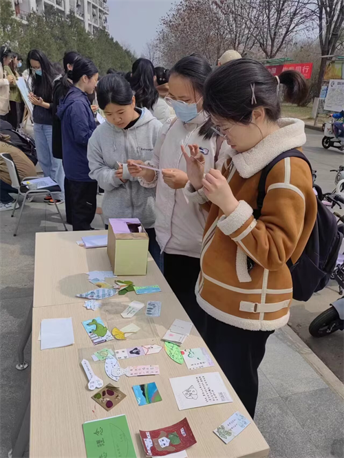 06f687d3146a4f56913f9bb45d366d9a.png 学生参观.png