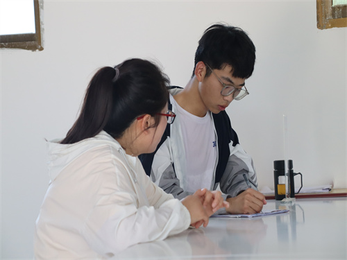11d99b93c03c4df3a75c07fed6277b15.jpg 调研队伍于张屯村村委会了解土壤污染情况.jpg