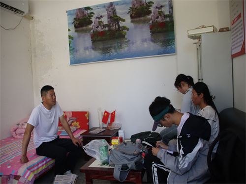 c201e37695084ab4bee319a052926f6e.jpg 调研队伍于大里村村委会了解土壤污染情况.jpg