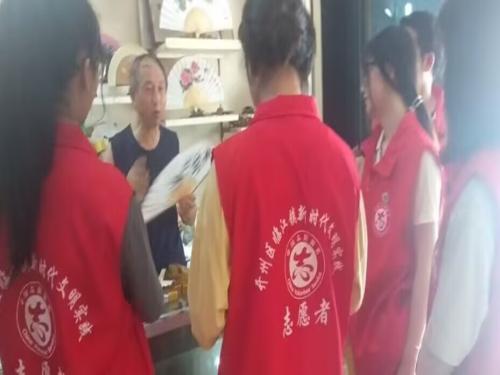e4625316d64c409d88c8793e59c9c684.jpg 师傅讲解油纸扇.jpg